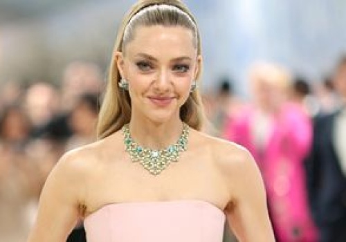 MET Gala 2026. Amanda Seyfried postawiła na pudrowy róż. Wyglądała niczym KSIĘŻNICZKA