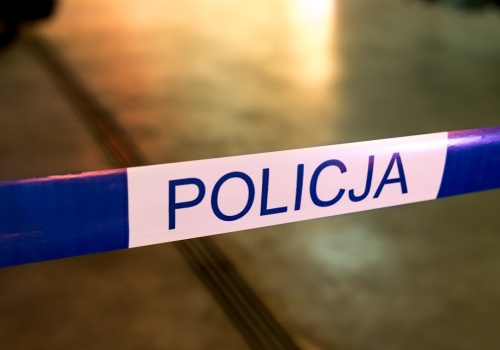 Porażające! Wyskoczył z okna, nie przeżył. Zwłoki w mieszkaniu