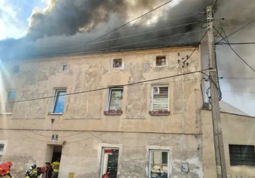 Pożar kamienicy w Paczkowie. W akcji gaśniczej ucierpiał strażak.