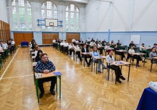 Wnieśli telefon na maturę. CKE o unieważnieniu egzaminów w całym kraju