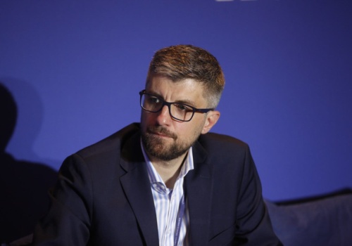 Najwięksi przyspieszają, mali muszą nadrabiać. Brak strategii nie pomaga