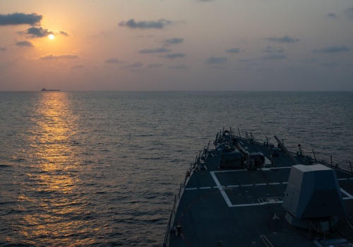 Media: zidentyfikowano dwa niszczyciele US Navy, które odparły irański atak