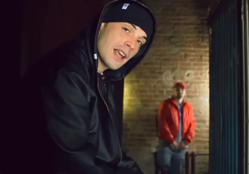 „Żeby kule nie latały nad (naszymi) głowami”. Rosyjska tęsknota za spokojem a żołnierski rap z Ukrainy