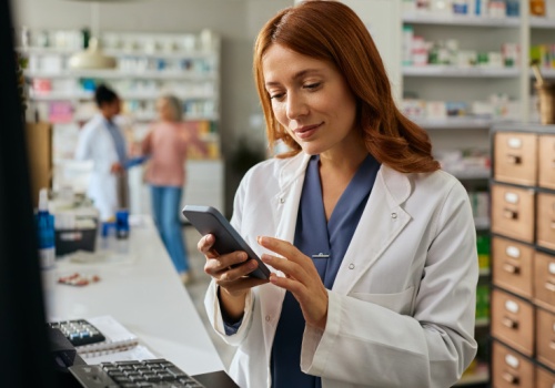 Farmaceuci z cyfrowym dokumentem w mObywatelu. Jest oficjalna data wdrożenia