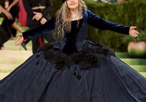 Stevie Nicks zadebiutowała na Met Gali. 77-letnia ikona muzyki znów udowadnia, że moda nie zna wieku