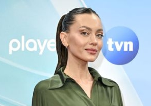 Wskoczyła w marynarkę i jeansy, ale spójrzcie na buty. Już są hitem