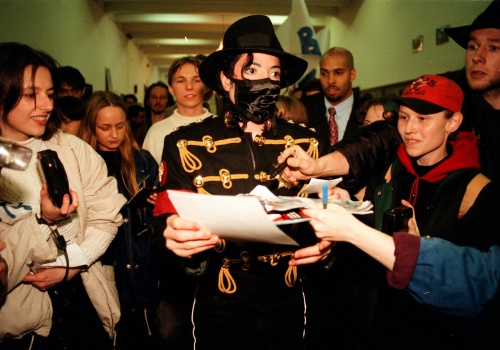 28 lat temu na maturę wpadł Michael Jackson. Kwiaty wręczyła mu maturzystka, która dziś jest gwiazdą