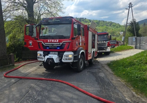 Pożar w domu Szklarskiej Porębie. Czujność sąsiadów i błyskawiczna interwencja straży zapobiegły tragedii.