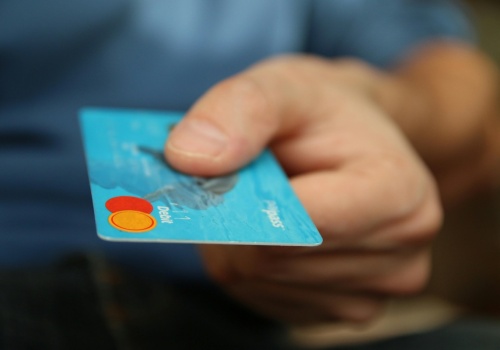 Fundusz awaryjny vs. karta z limitem – jak zbudować wielopoziomowy system bezpieczeństwa finansowego?