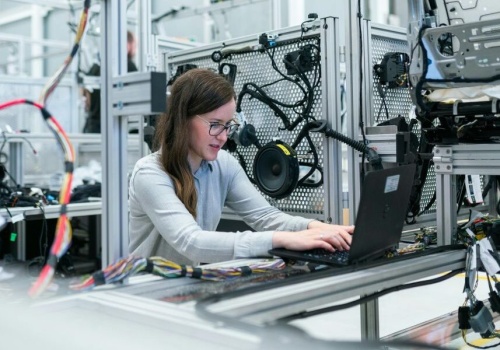 Kobiety w obronności i technologii. Coraz większa rola w systemach radarowych i antydronowych