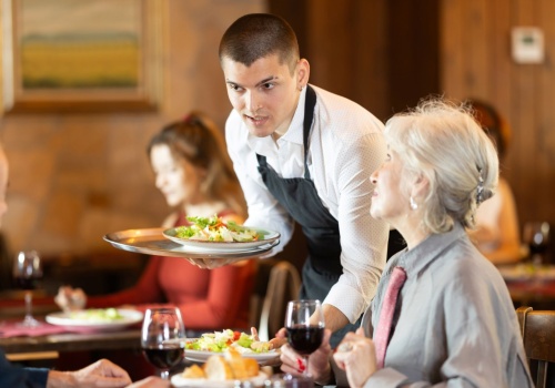 Odwrócony napiwek w restauracji. Goście reagują entuzjastycznie