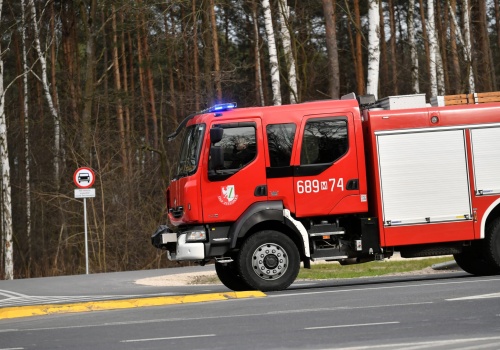 Śląskie: pożar traw utrudnił ruch pociągów. W akcji uczestniczy ponad 30 zastępów straży pożarnej