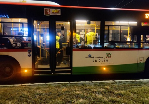 Zaatakowali kierowcę autobusu, wybili też szybę. Poszło o jego narodowość