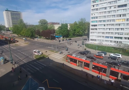 Tramwaj zderzył się z ambulansem. Kursy mogą być opóźnione