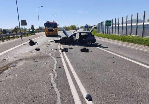Czołowe zderzenie na obwodnicy Jarosławia. Kierowca zakleszczony w Oplu walczył o życie