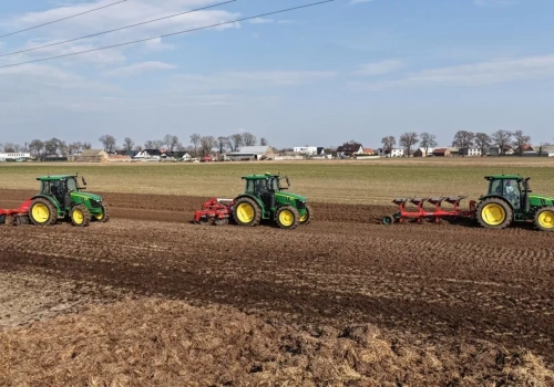 John Deere 5105M: którą skrzynię warto wybrać? Test w polu i transporcie pokazuje różnice