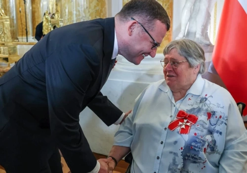 Dr Helena Pyz z Krzyżem Komandorskim Orderu Odrodzenia Polski. Lekarka doceniona za misję medyczną