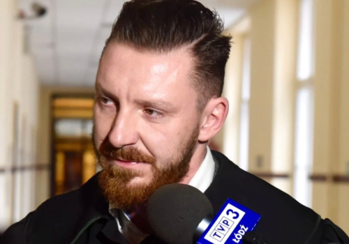 Adwokat Paweł Kozanecki nie stawił się w areszcie. Jest list gończy — wraca sprawa „trumny na kółkach”