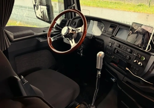 Jeden z ostatnich TGX-ów z manualną skrzynią, po tuningu w amerykańskim stylu