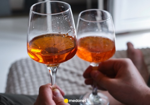 Jak alkohol wpływa na sen? Ekspertka wyjaśnia