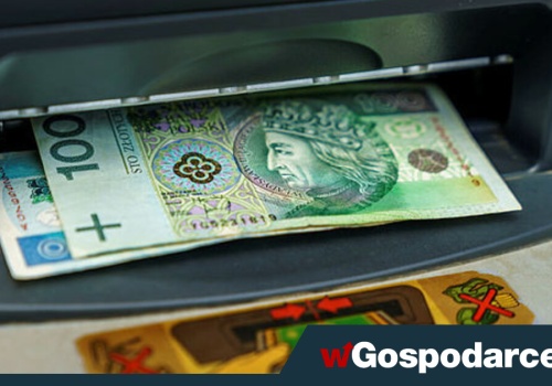 Polacy masowo wybierają gotówkę z banku. Istotne powody