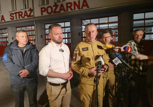 Sytuacja bardzo poważna, ogień wciąż się rozprzestrzenia. Na miejsce jadą wojewoda i komendant wojewódzki