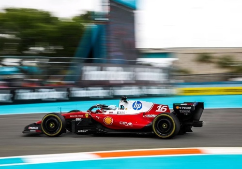 Błąd Leclerca i pech Hamiltona. Ferrari nie wykorzystało szansy w GP Miami