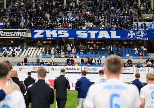 Wtargnął na murawę podczas meczu Stali Rzeszów z Wisłą Kraków. 50-latek z zarzutami