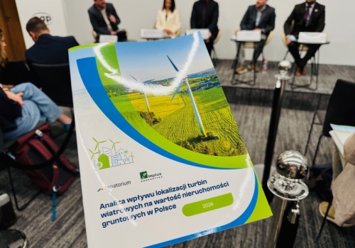 Lądowe turbiny wiatrowe nie obniżają cen gruntów. Popularny fake news obalony