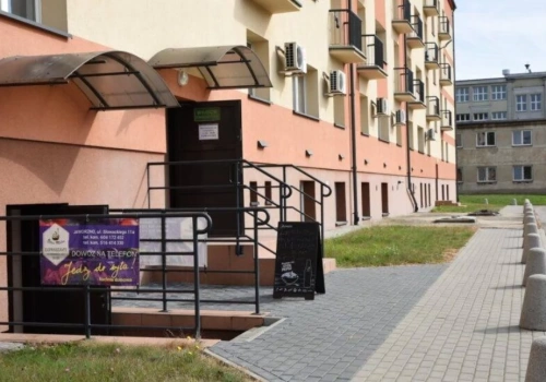 Nocna ewakuacja hotelu w Jaworznie. Ponad 80 osób musiało opuścić budynek