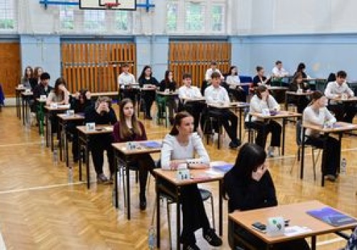 I znów przez telefony. MEN podał liczbę unieważnień matury z matematyki