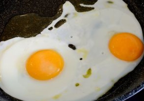 Na czym smażyć jajka sadzone? Oto najlepszy tłuszcz do tego