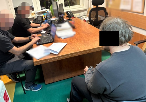 Zboczeniec podstępnie nagrywał koleżankę w toalecie