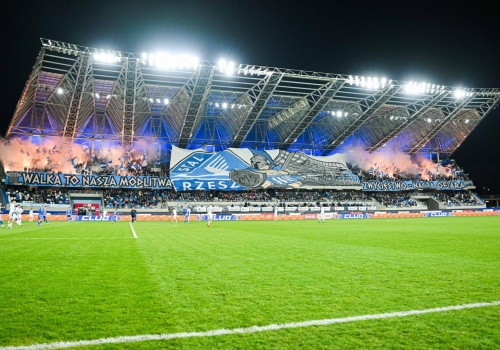 Wtargnął na boisko podczas meczu Stal Rzeszów – Wisła Kraków. 50-latek z zarzutami