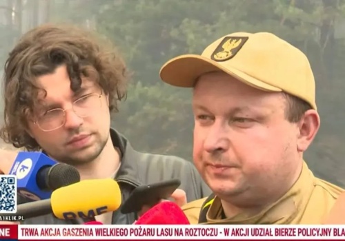 Pożar na Roztoczu może się rozprzestrzenić. Silny wiatr utrudnia pracę strażakom