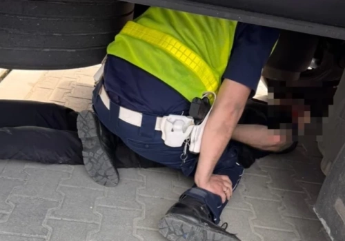 Szalona ucieczka przed policją. Motocyklista popełnił kilkadziesiąt wykroczeń i... schował się pod tirem