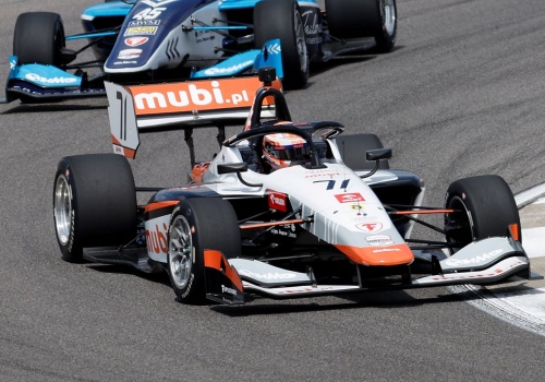 Tak, to już maj! Wyścigowy debiut Tymka Kucharczyka na Indianapolis Motor Speedway na żywo w Motowizji