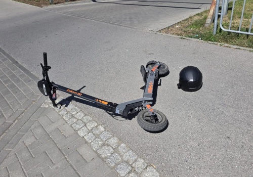 Hulajnogista ratował się przed zdarzeniem z autem. Trafił do szpitala