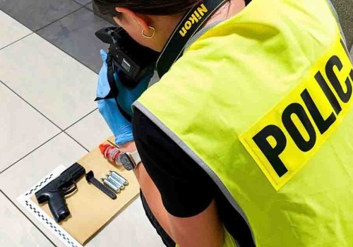 Kobieta z bronią w ręku groziła ludziom śmiercią. Na nogi postawiono patrole policji