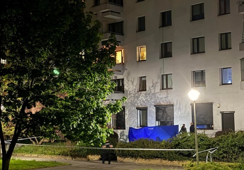 Skoczył z okna w trakcie ucieczki przed policją. Nowe ustalenia w sprawie ciała w mieszkaniu