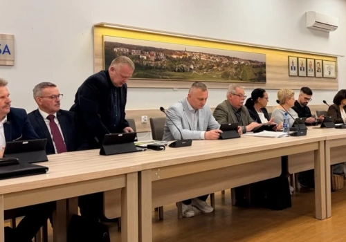 Radni burmistrza za likwidacją szkoły w Masłowie