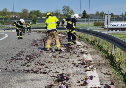 Wylało się piwo i... blokowało wjazd na autostradę