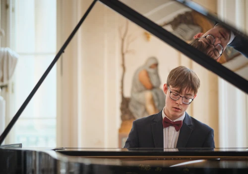 „Grałem na fortepianie Paderewskiego”. Młody polski pianista Filip Kauch zachwycony Chicago i Polonią