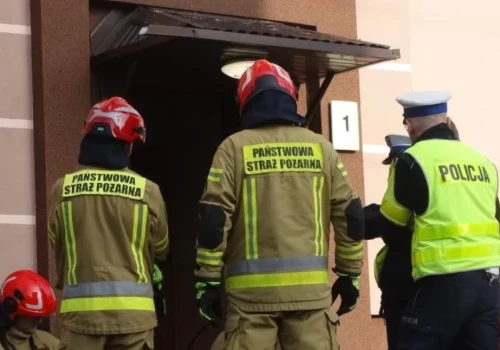 Zatrzasnęła się w łazience w środku nocy. Na pomoc ruszyli strażacy