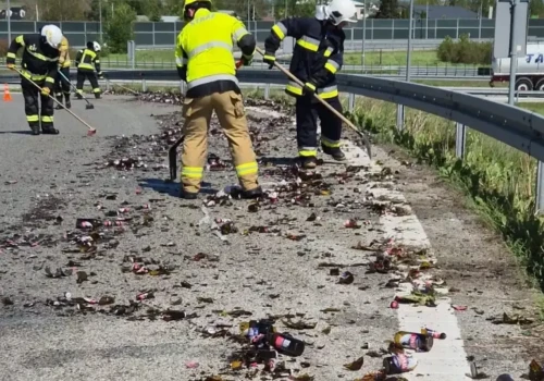 Niecodzienne zdarzenie na A4. Piwo wylało się z ciężarówki, strażacy w akcji