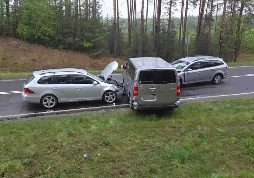 Zielona Góra. Zderzenie trzech samochodów na DK27. Sprawczyni z zakazem prowadzenia