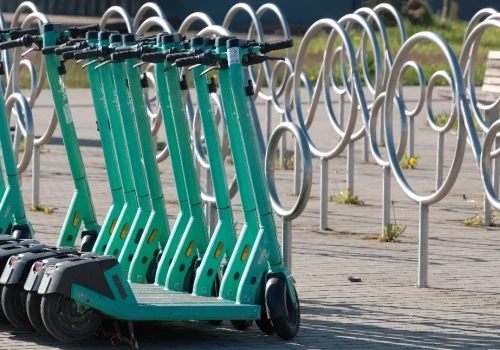 Hulajnogi w parkach i na chodnikach. Wiosna wraca, problem też