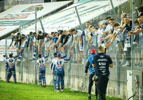 Żużel. Barwy Unii niemile widziane na Sparcie? Fanka musiała… schować szalik!