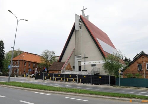 Trwa remont schodów kościoła na Jarotach. Proboszcz dziękuje wiernym i „hejterom”, ale... nadal brakuje pieniędzy