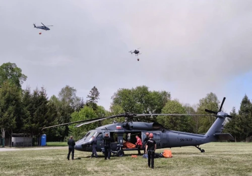 Warszawscy strażacy pomagają w akcji gaśniczej Puszczy Solskiej. Działania prowadzą ze śmigłowców ze zbiornikami typu Bambi Bucket